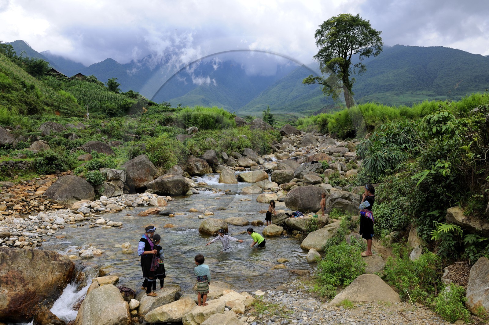 Vietnam, Lao Cai province, North-West Sapa district, Mong Xoa village from the Blue Hmong minority, children play and wash in the river