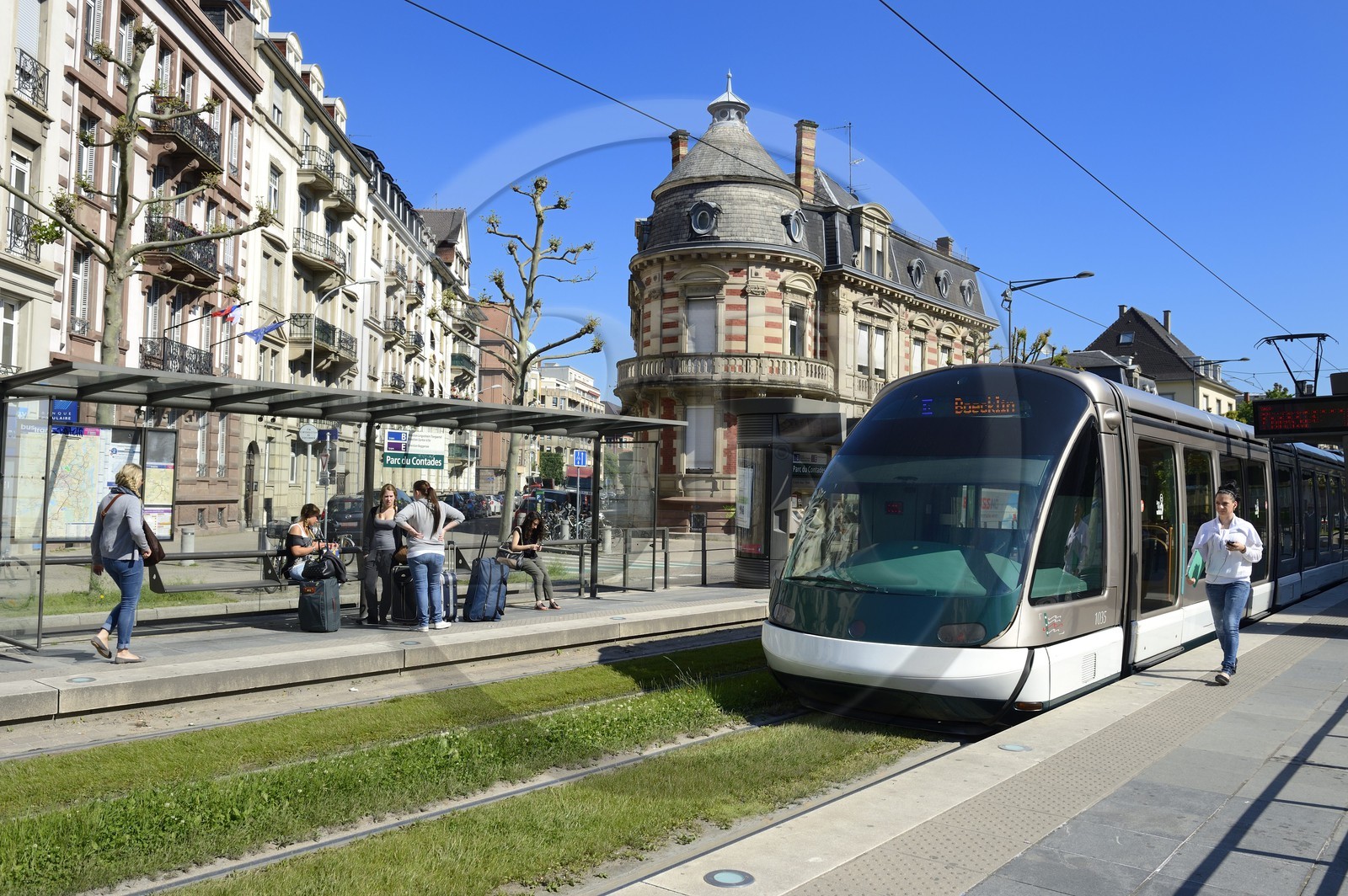 France, Bas-Rhin (67), Strasbourg, quartier de la Neustadt datant de la periode allemande, le tramway avenue de la Paix