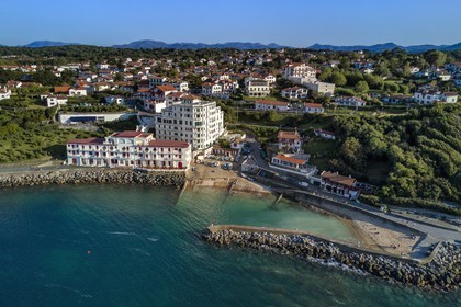France, Pyrénées-Atlantiques (64), la côte du Pays-Basque, Guéthary, ancien port baleinier dominé par l'ancien hotel Guétharia art déco construit dans les années 1920 transformé en résidence (vue aérienne)