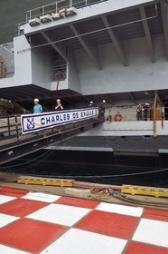 France, Var (83), Toulon, la base navale (Arsenal), le porte-avions à propulsion nucléaire Charles de Gaulle en rénovation de mi-vie