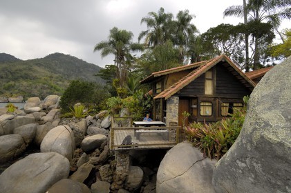 Brésil, Etat de Rio de Janeiro, Paraty, Ile Catimbau, la maison familliale à la mode Robinson Crusoé de Maria Irène Campers