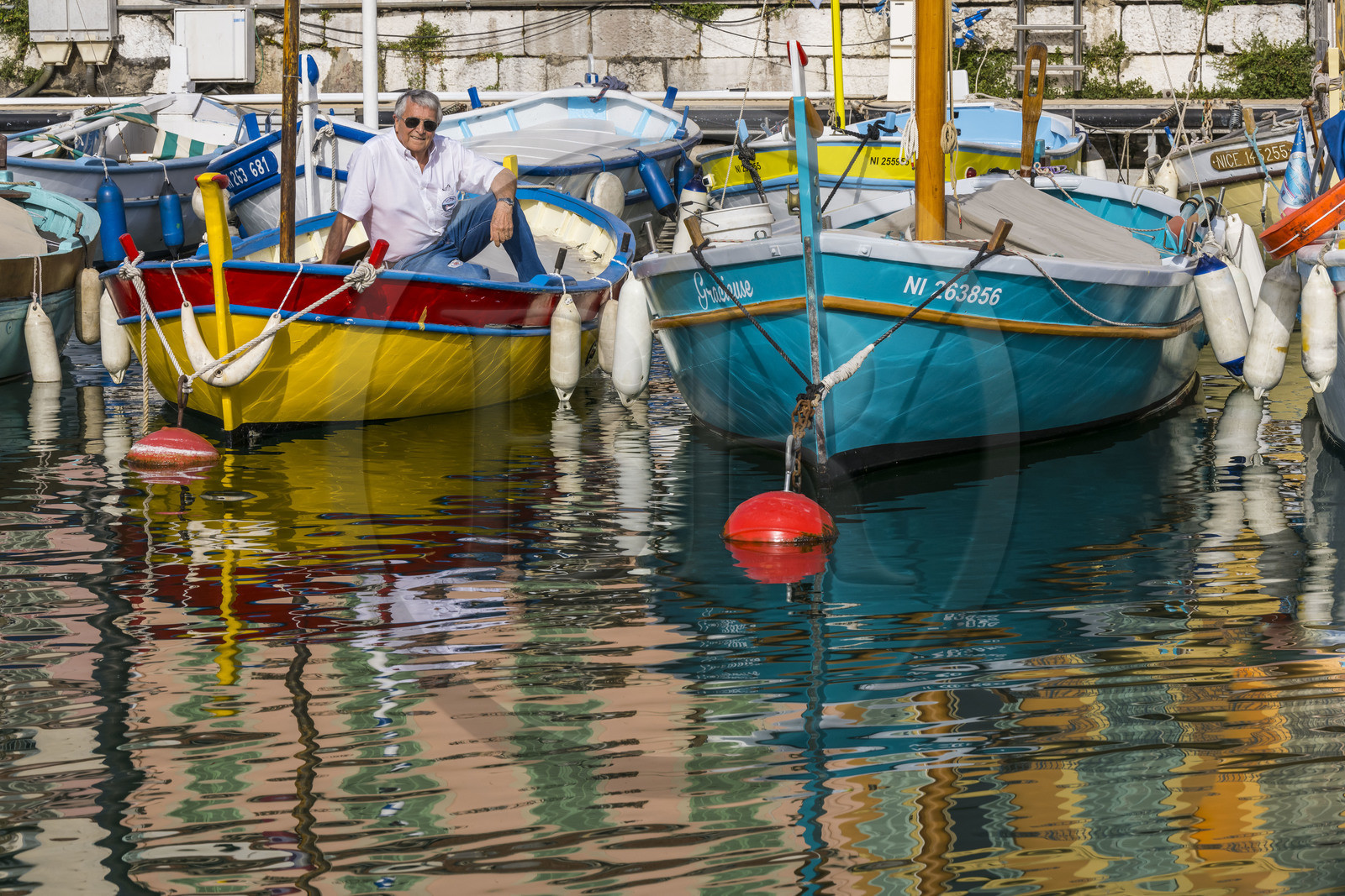 France, Alpes-Maritimes (06), Nice classée Patrimoine Mondial de l'UNESCO, le vieux port ou port Lympia, les pointus qui sont des bateaux de pêche traditionnels, Jean Paul Jean de l’association la Mouette