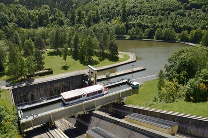 France, Moselle (57), le plan incliné de Saint-Louis-Arzviller est un ascenseur à bateaux qui fait partie du canal de la Marne au Rhin et  et permet la traversée des Vosges, il remplace 17 écluses