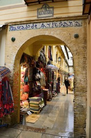 Espagne, Andalousie, Grenade, l'Alcaiceria, marché artisanal souvenir du souk mauresque