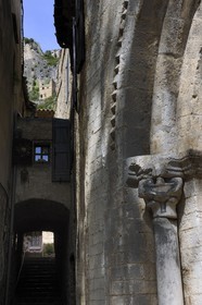 France, Hérault (34), village médiéval de Saint-Guilhem-le-Désert, étape du pélerinage de Saint-Jacques-de-Compostelle, labellisé Les Plus Beaux Villages de France, détail du porche de l'abbaye de Gellone du XIe siècle classée Patrimoine Mondial de l'UNESCO