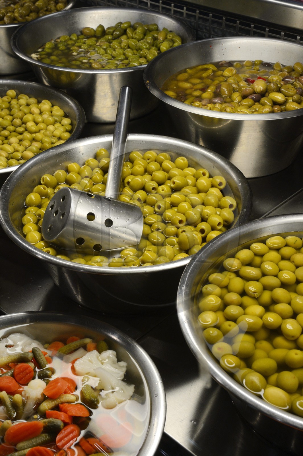 Espagne, Andalousie, Almeria, Marché Central couvert, etal d'olives