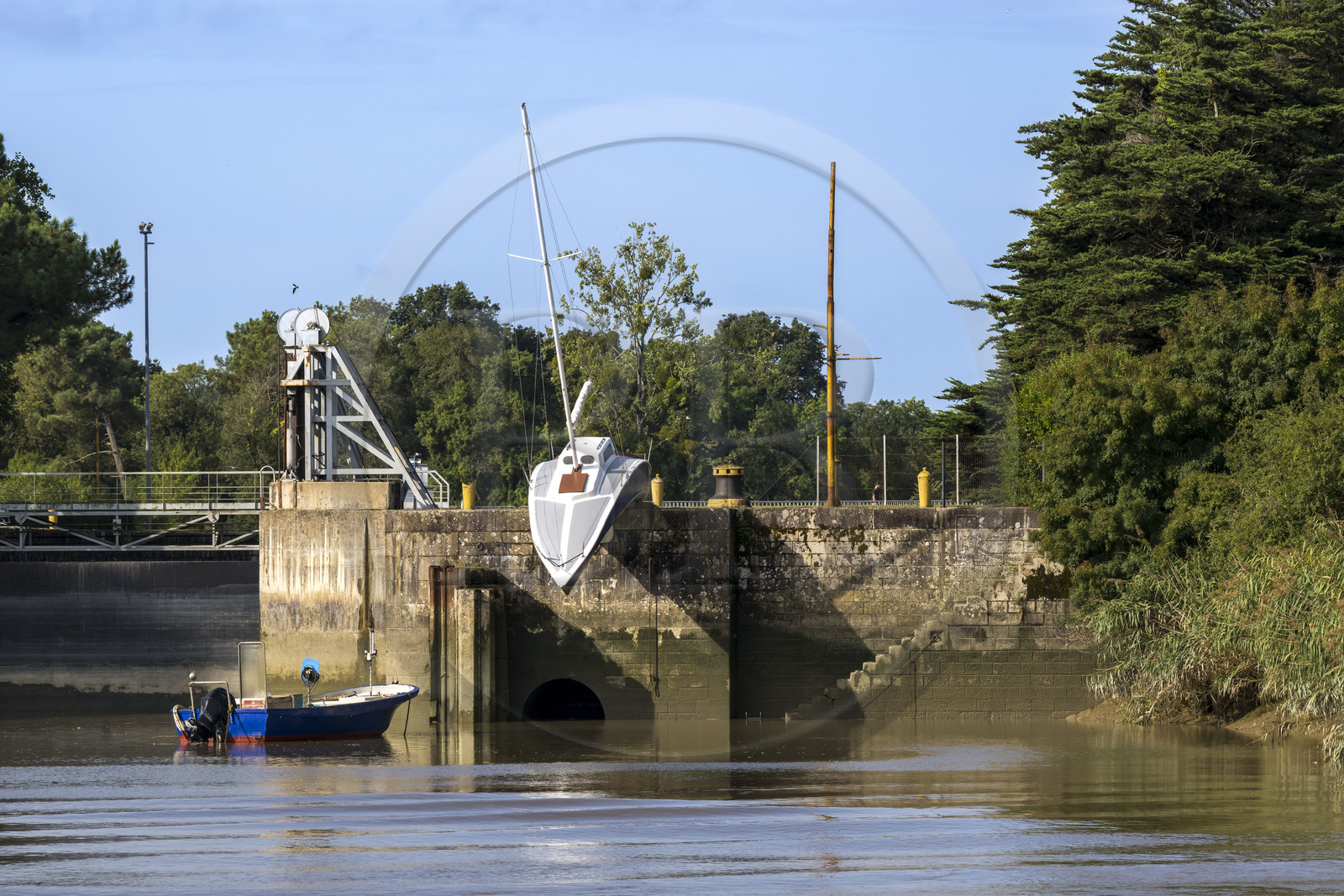 France, Loire-Atlantique (44), Le Pellerin, collection d'art contemporain à ciel ouvert Estuaire, le voilier sculpture de 9 m de long Misconceivable réalisé par l'artiste autrichien Erwin Wurm à l'écluse d'accès au canal de la Martinière sur la Loire