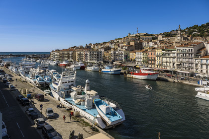 France, Hérault (34), Sète, canal Royal, thoniers senneurs à quai au pied du Mont Saint-Clair et de l'église décanale saint Louis surmontée par une statue de la Vierge Marie