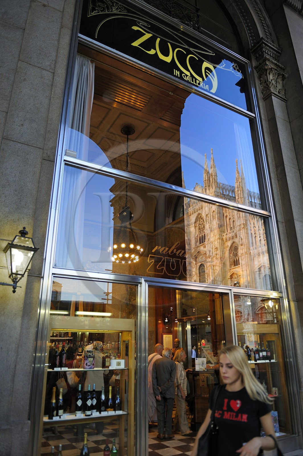 Italie, Lombardie, Milan, Zucca Galleria est le plus vieux bar à amers de Milan ouvert en 1867 à l'entrée de la galerie Vittorio Emanuele II et le Duomo en reflet