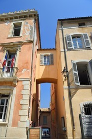 France, Var (83), Saint-Tropez, passage place de l'Hotel de Ville