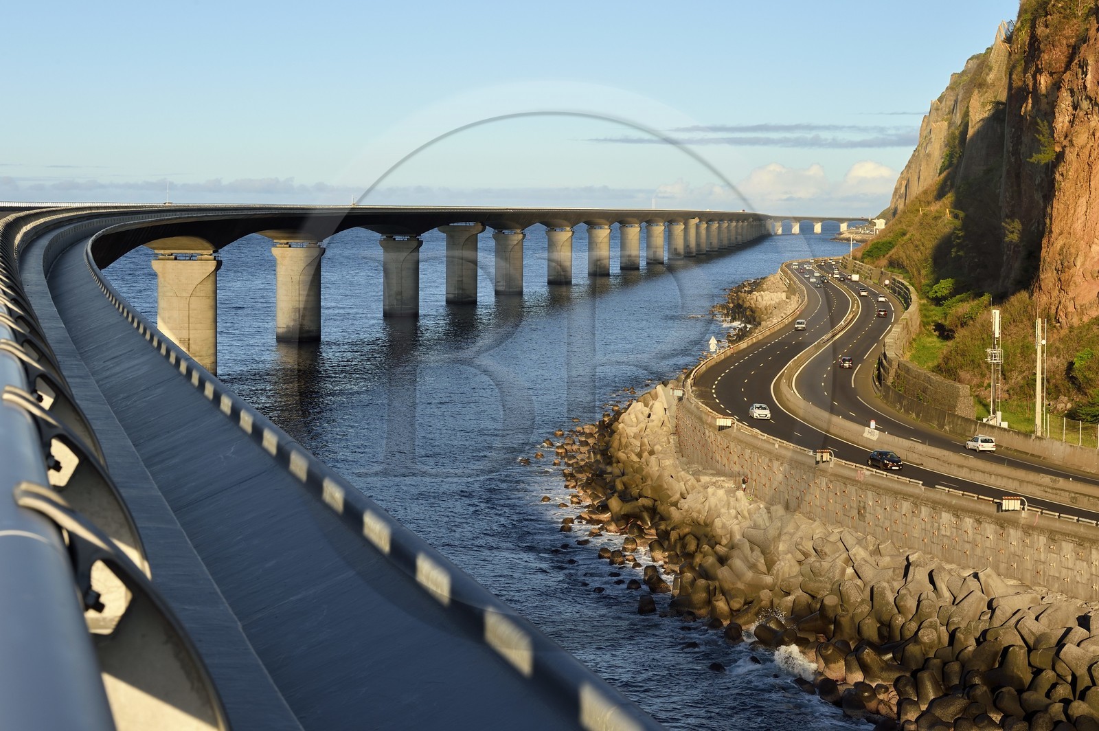 France, Ile de la Reunion, La Possession, la Nouvelle Route du Littoral (NRL), viaduc maritime long de 5,4 km entre la capitale Saint-Denis et le principal port de commerce à l’Ouest,  l'ancienne route nationale toujours sous la menace de chutes de pierres sur la droite