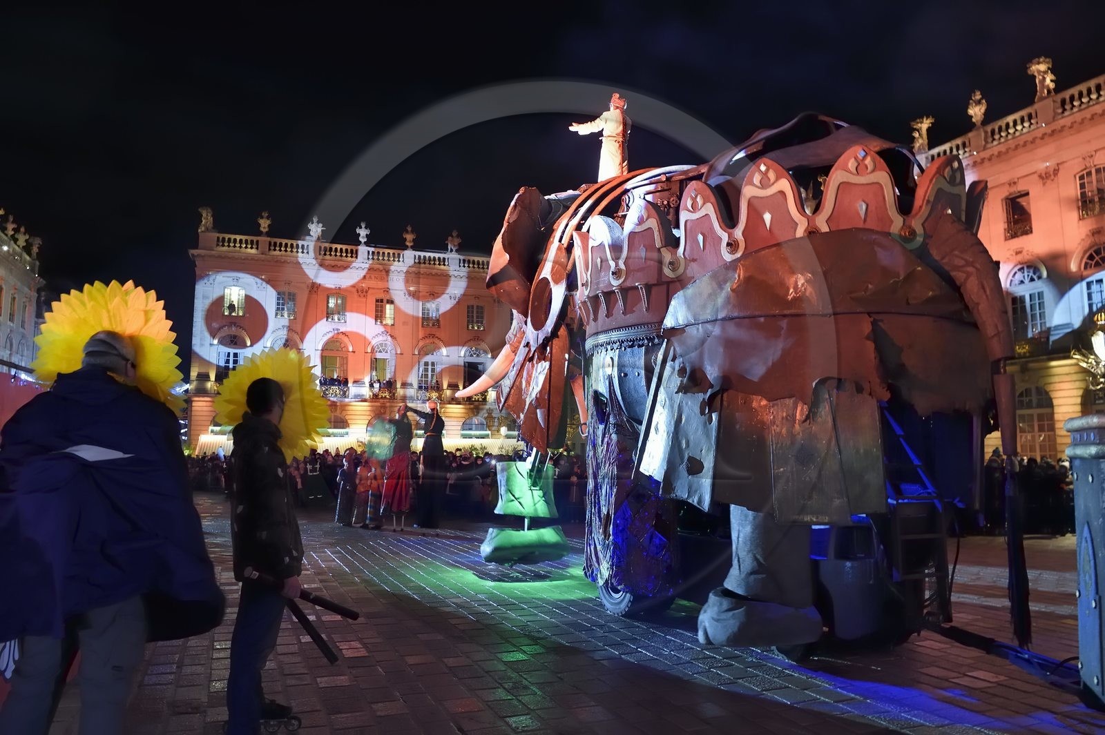 France, Meurthe-et-Moselle (54), Nancy, place Stanislas, le défilé de la Saint-Nicolas, Elephantasia et ses danseurs de la compagnie  Planète Vapeur
