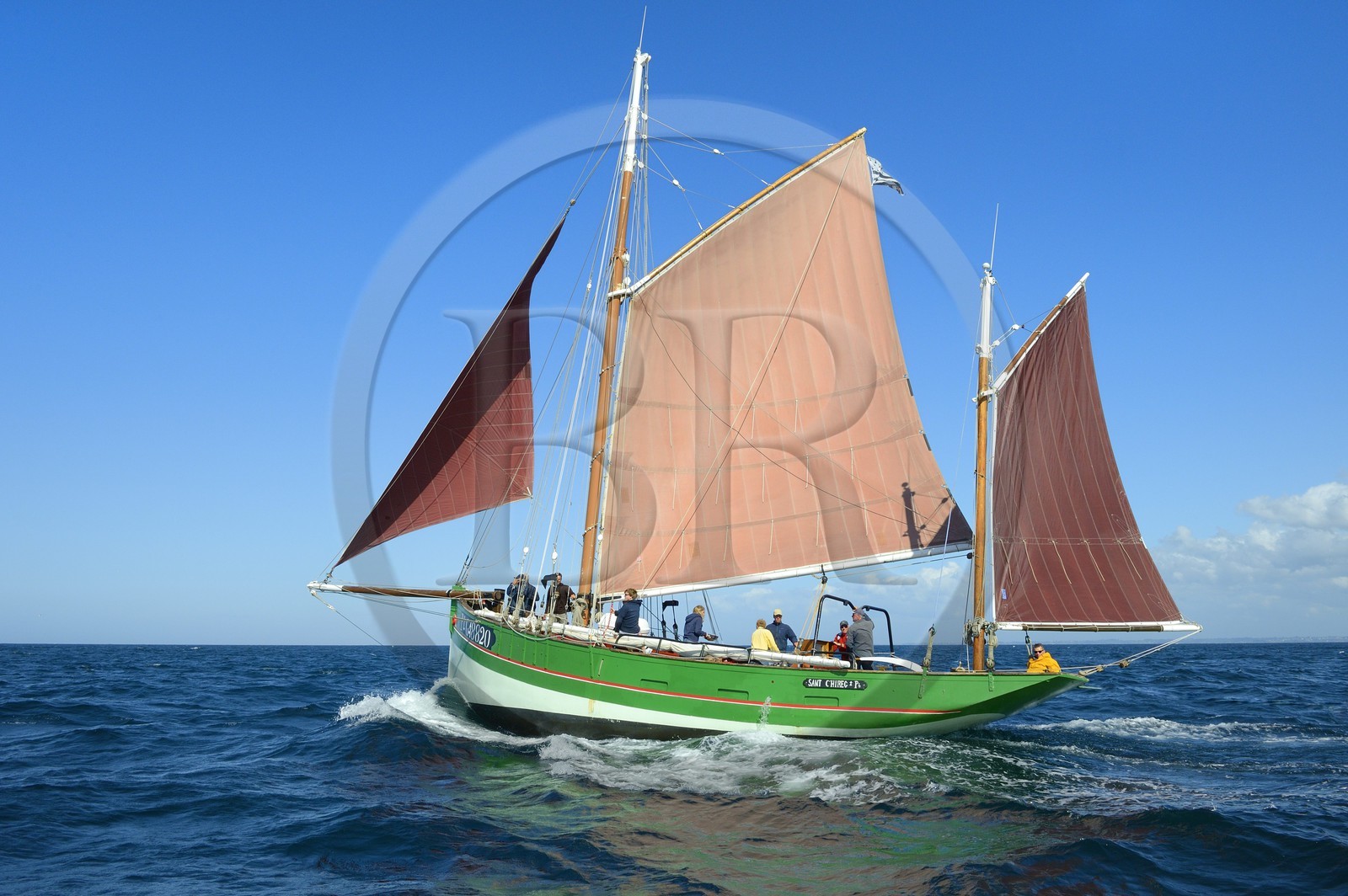 France, Côtes-d'Armor (22), Perros-Guirec, archipel et réserve ornithologique de Sept-Iles, Ile Rouzic, le voilier traditionnel Sant C'hireg (Saint Guirec)