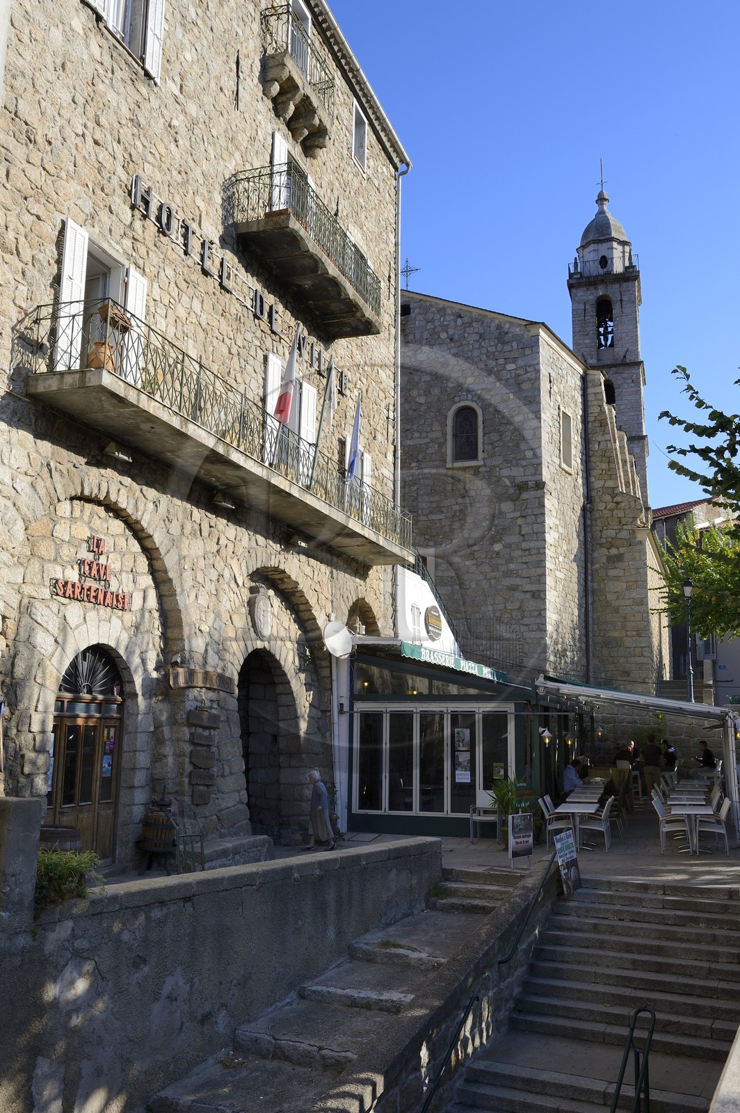 France, Corse-du-Sud (2A), Sartène, place Porta (ou place de la Libération), l’ancien palais du lieutenant génois qui abrite l’hôtel de ville et l’église Sainte-Marie