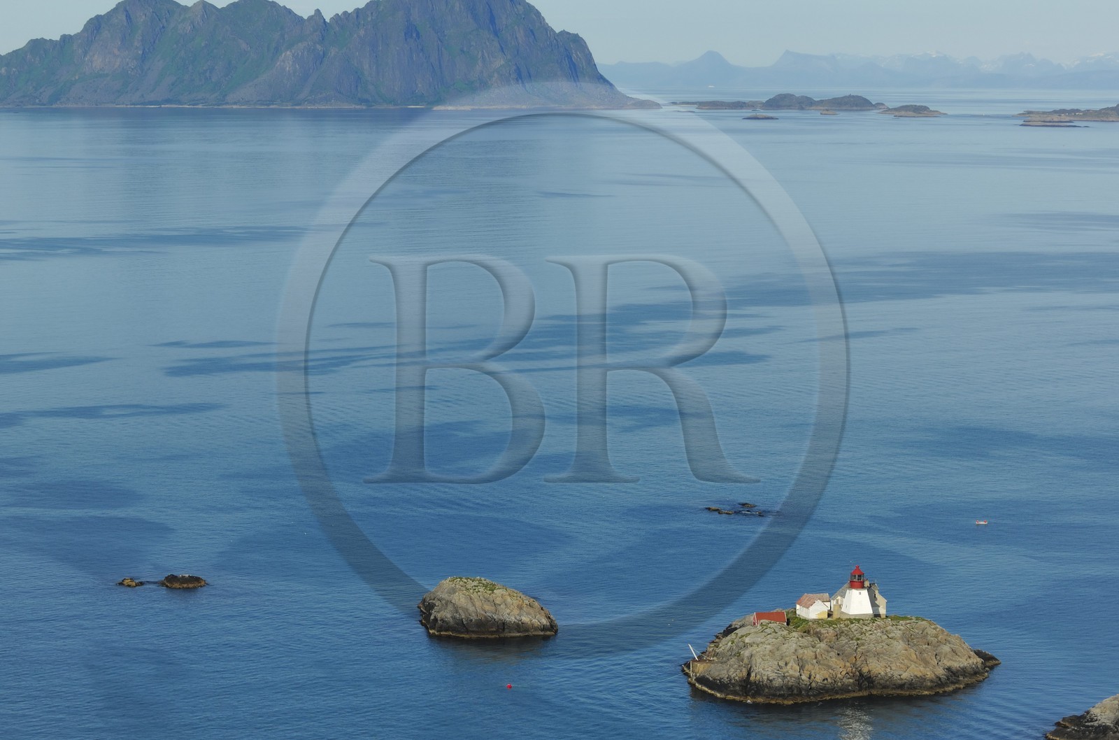 Norvège, Nordland, phare de Moholmen au large des Iles Lofoten (vue aérienne)