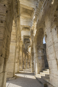France, Bouches-du-Rhône (13), Arles,  classé Patrimoine Mondial de l'UNESCO, la galerie extérieure rez-de-chaussée encore couverte partiellement de grandes dalles monolithes