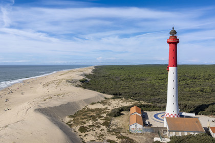 France, Charente-Maritime (17), Royan, La Tremblade, le Phare de La Coubre surplombant la plage et la Côte Sauvage (vue aérienne)