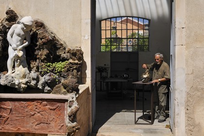France, Hérault (34), Béziers, le sculpteur Serge Homs dans son atelier de Béziers à la villa Antonine