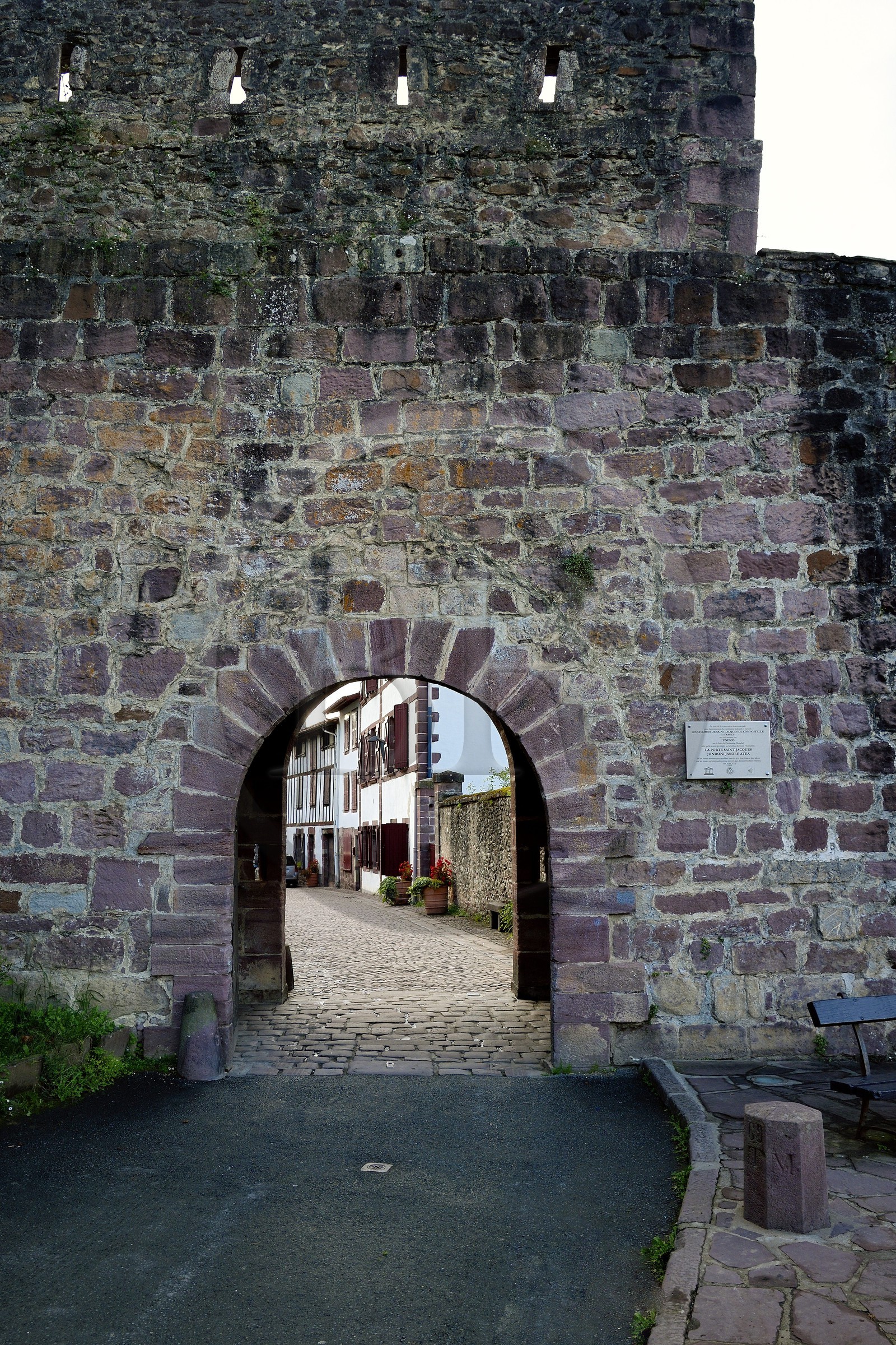 France, Pyrénées-Atlantiques (64), Pays-Basque, Saint-Jean-Pied-de-Port, la Porte Saint-Jacques rue de la Citadelle sur la route du pèlerinage de Saint-Jacques-de-Compostelle