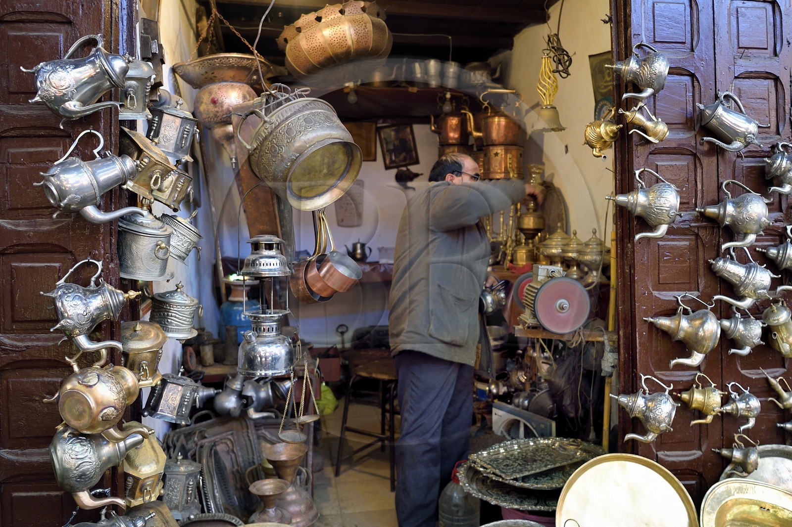 Maroc, Haut-Atlas, Marrakech, ville impériale, Médina classée Patrimoine Mondial de l'UNESCO, souk, théières traditionnelles pour le thé à la menthe