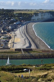 France, Seine-Maritime (76), Pays de Caux, Côte d'Albâtre, Fécamp, l'entrée du port, le front de mer et la plage de galets