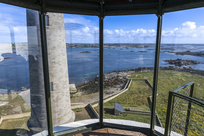 France, Finistère (29), Pays des Abers, Ile Vierge dans l'archipel de Lilia, vue sur l'estuaire de l'Aber Wrac'h depuis le sommet de l'ancien phare de 1845 transformé en écogite