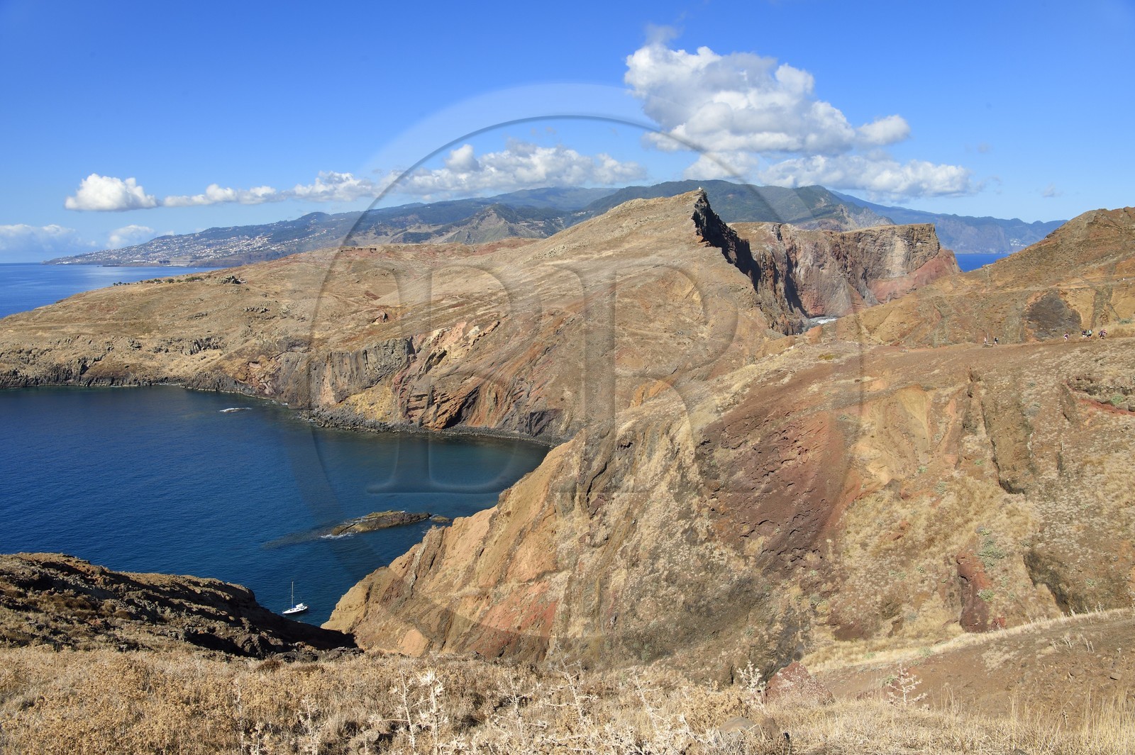 Portugal, Ile de Madère, randonnée dans la réserve naturelle de la Ponta de Sao Lourenço (pointe Saint Laurent) à l'extrême Est de l'ile, filon basaltique dans la baie d'Abra