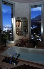 Suisse, région de Bern (Oberland Bernois), Saanenland, Gstaad, salle de bains du Palace Hôtel