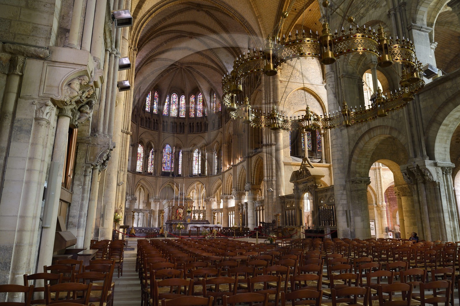 France, Marne (51), Reims, la basilique Saint-Rémi classée Patrimoine Mondial de l'UNESCO, construite aux alentours de l'An mil, la nef centrale avec la couronne de lumière et le tombeau de saint Rémi dans le chœur en arrière plan