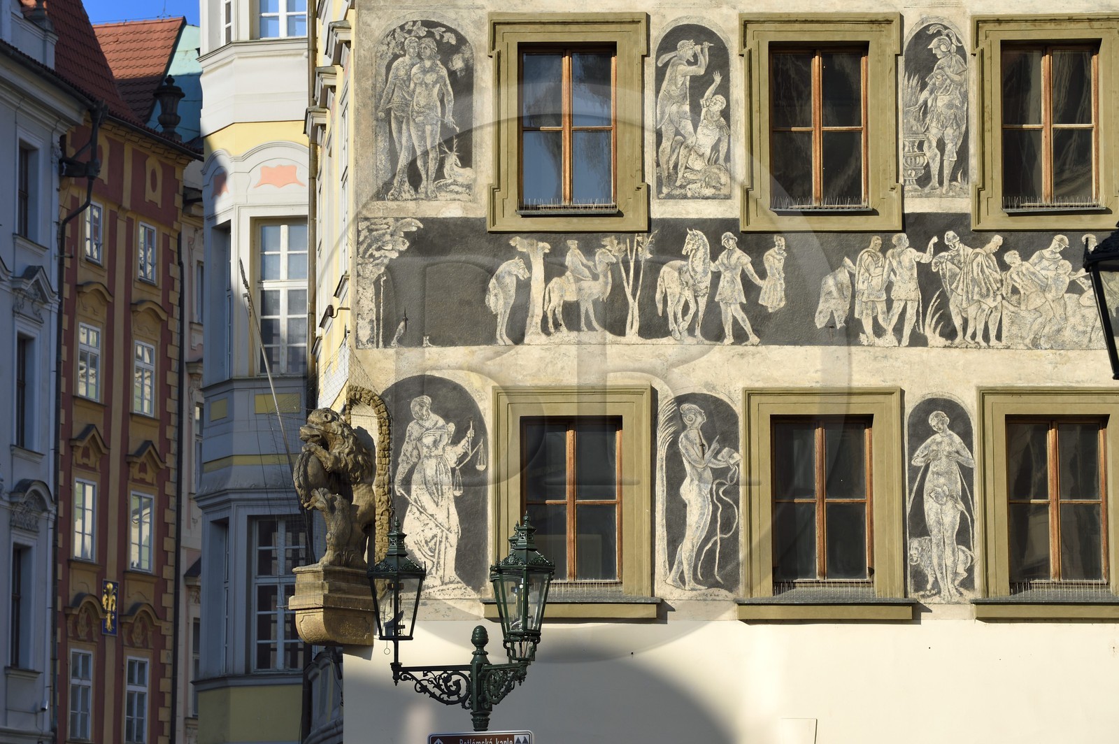 République Tchèque, Prague, centre historique classé Patrimoine Mondial de l' UNESCO, place de la Vieille Ville (Staromestske nam) dans Stare Mesto, maison dite A la minute (U Minuty) avec ornementation par sgraffite