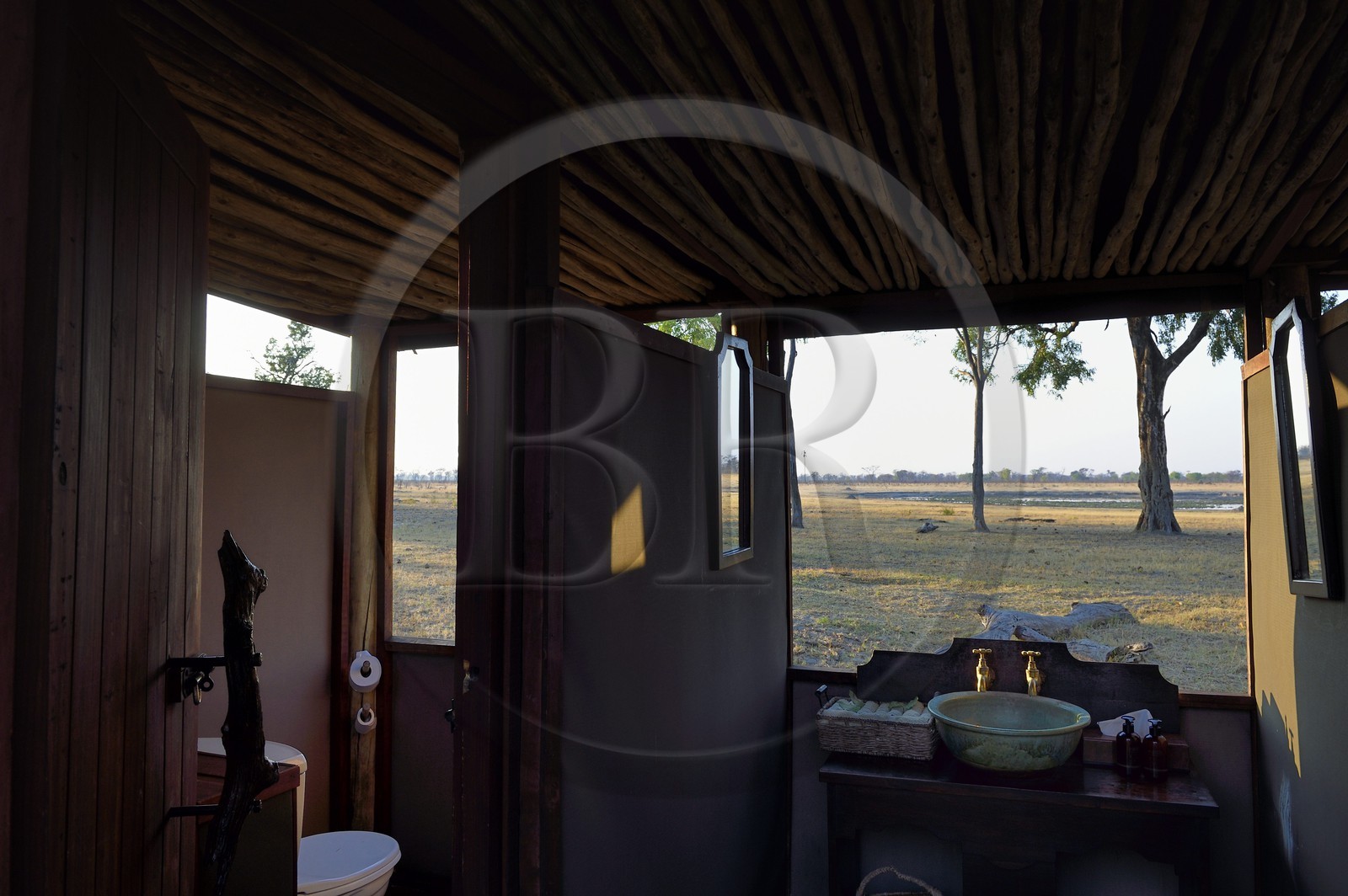 Zimbabwe, province de Matabeleland septentrional, parc national Hwange, Wilderness Safaris Davison's Camp, wc avec vue
