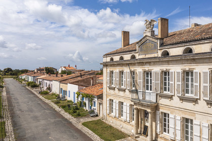 France, Charente-Maritime (17), Ile d'Aix, le bourg, le musée napoléonien dans l'ancienne maison du commandant de la place au bout de la rue Napoléon (vue aérienne)