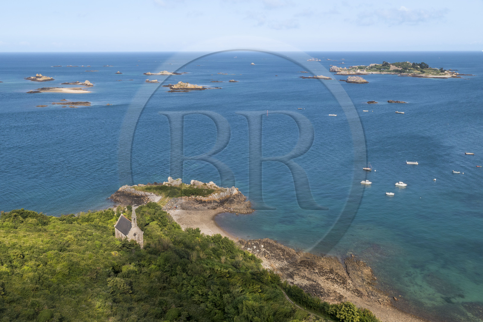 France, Côtes d'Armor (22), Ploubazlanec, chapelle et Pointe de la Trinité, en arrière plan l'Ile de Saint-Riom et les multiples rochers qui l'entourent (vue aérienne)
