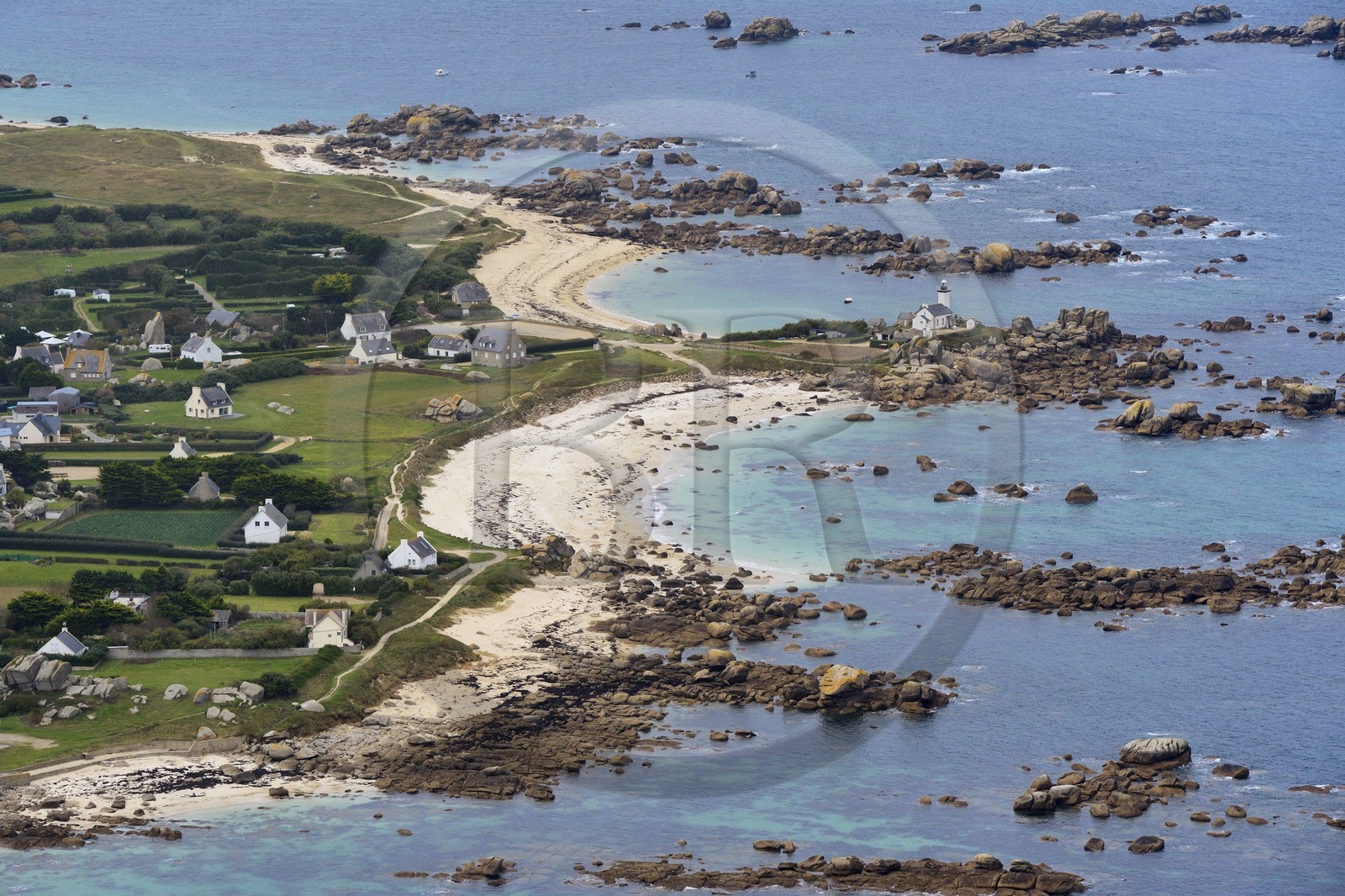 France, Finistère (29), la Côte des Légendes au coeur du Pays Pagan, Brignogan-Plages, Pointe de Beg-Pol, phare de Pontusval (vue aérienne)