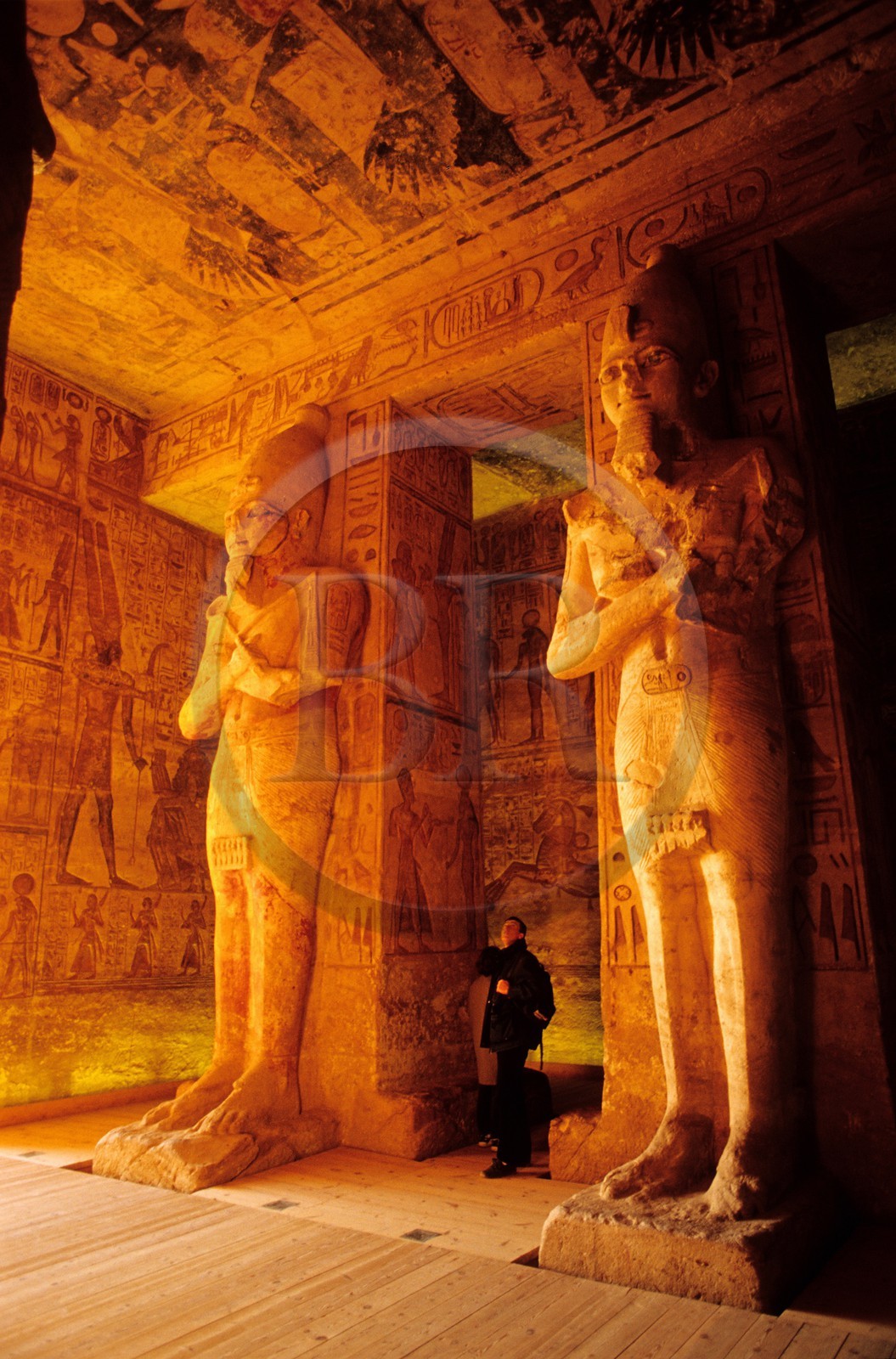 Egypte, Nubie, Abou Simbel, site classé Patrimoine Mondial de l' UNESCO, temple de Ramsès II, piliers osiriaques à l'effigie de Ramsès II soutenant le Pronaos (salle hypostyle)