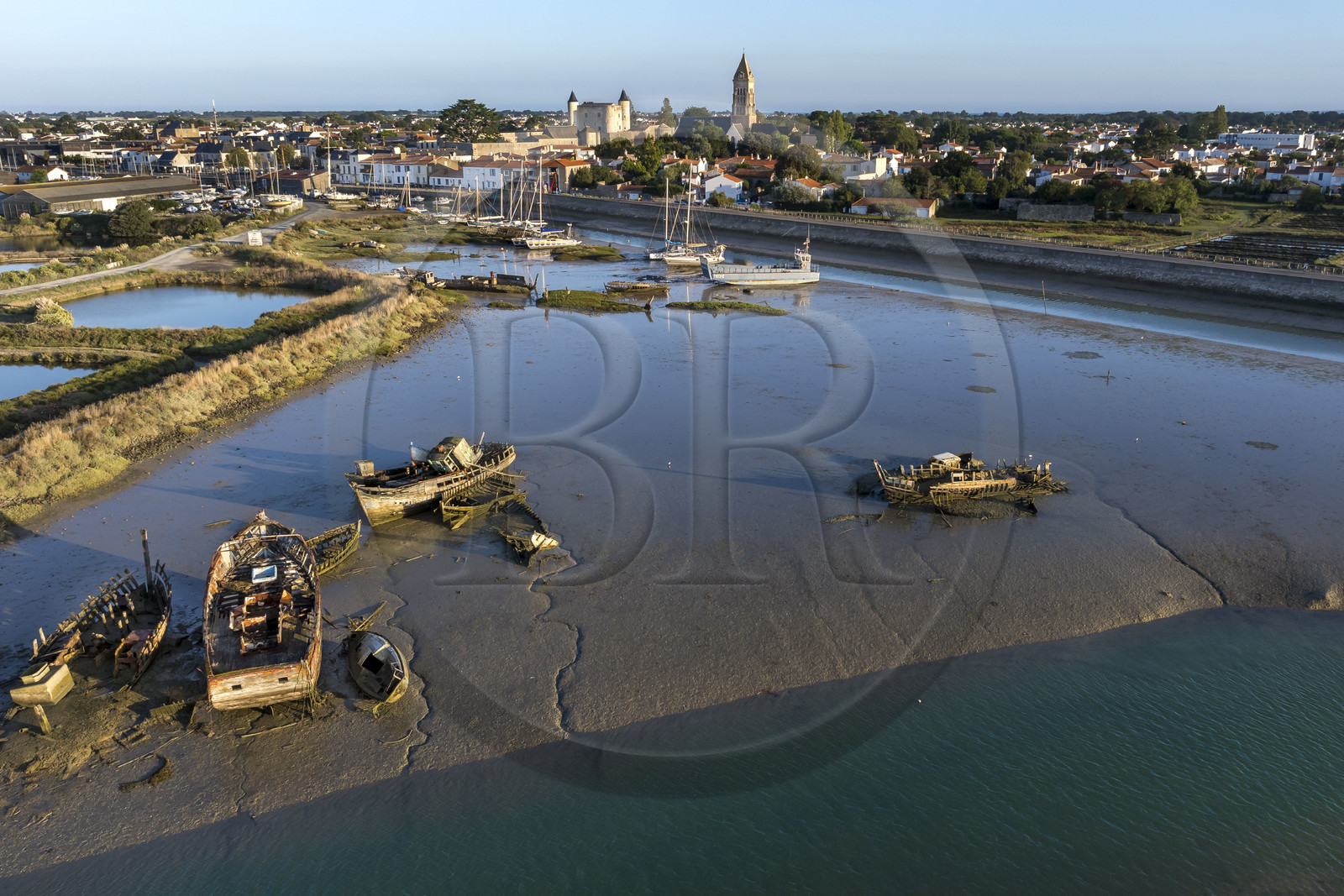 France, Vendée (85), Ile de Noirmoutier, Noirmoutier-en-l'Ile, cimetière de bateaux en bordure du canal d'accès au port et de la chaussée Jacobsen (vue aérienne)