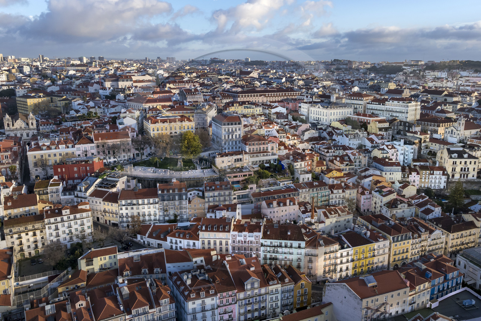 Portugal, Lisbonne, quartier de Bica, à gauche le promontoire du Miradouro de Santa Catarina et à droite le quartier de Bica qui entoure la rue de son funiculaire (vue aérienne)