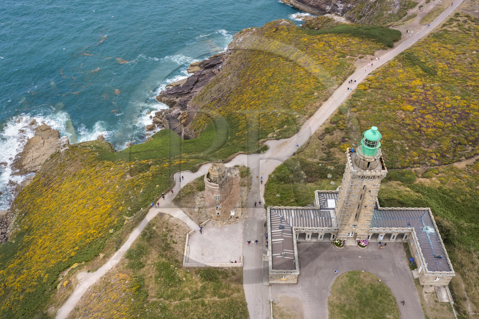 France, Côtes d'Armor (22), Grand Site de France Cap d'Erquy – Cap Fréhel, Plévenon, le phare du Cap Fréhel (1950) et le phare Vauban (1702) sur le chemin de Grande Randonnée GR 34 (vue aérienne)