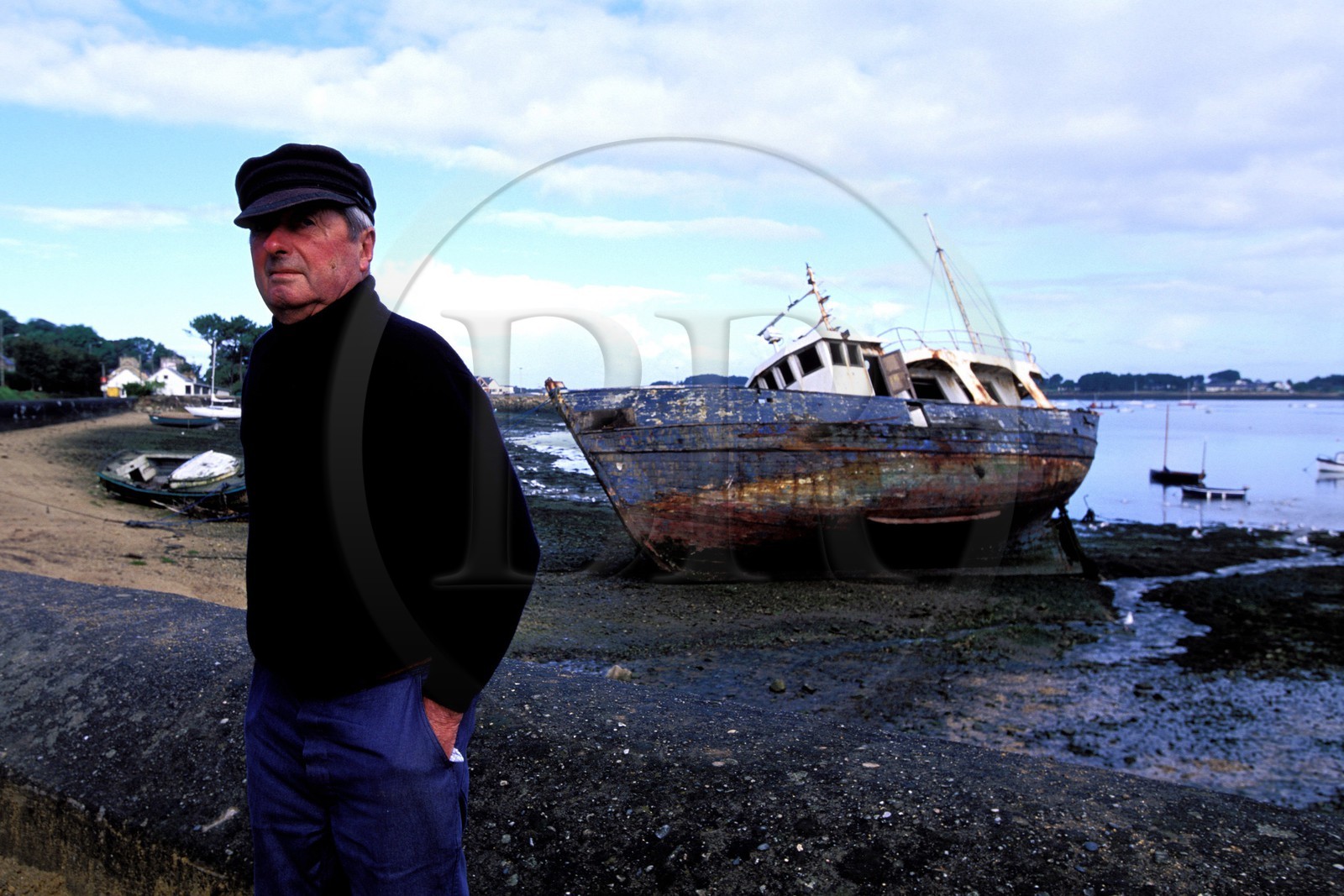 France, Finistère (29), Aber Wrac'h, un marin dans le port