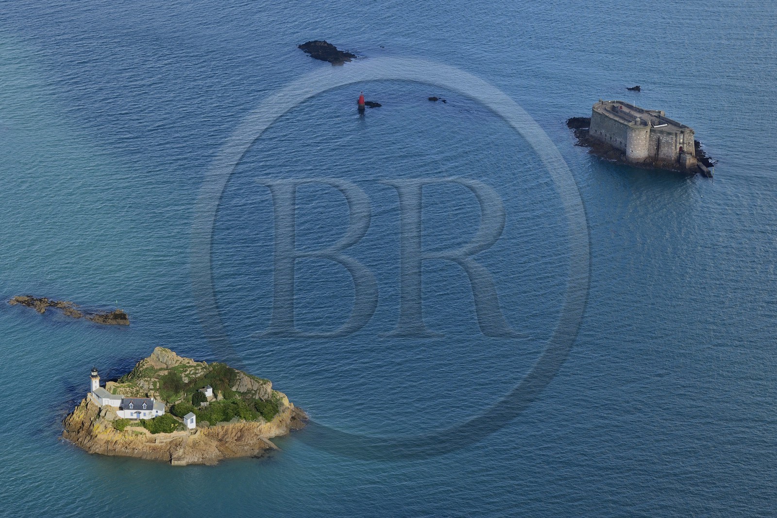 France, Finistère (29), baie de Morlaix, Carantec,  maison-phare de l'Ile Louet (aussi une maison d'hôtes en saison estivale) et le château du Taureau construit par Vauban au XVIIe siècle (vue aérienne)