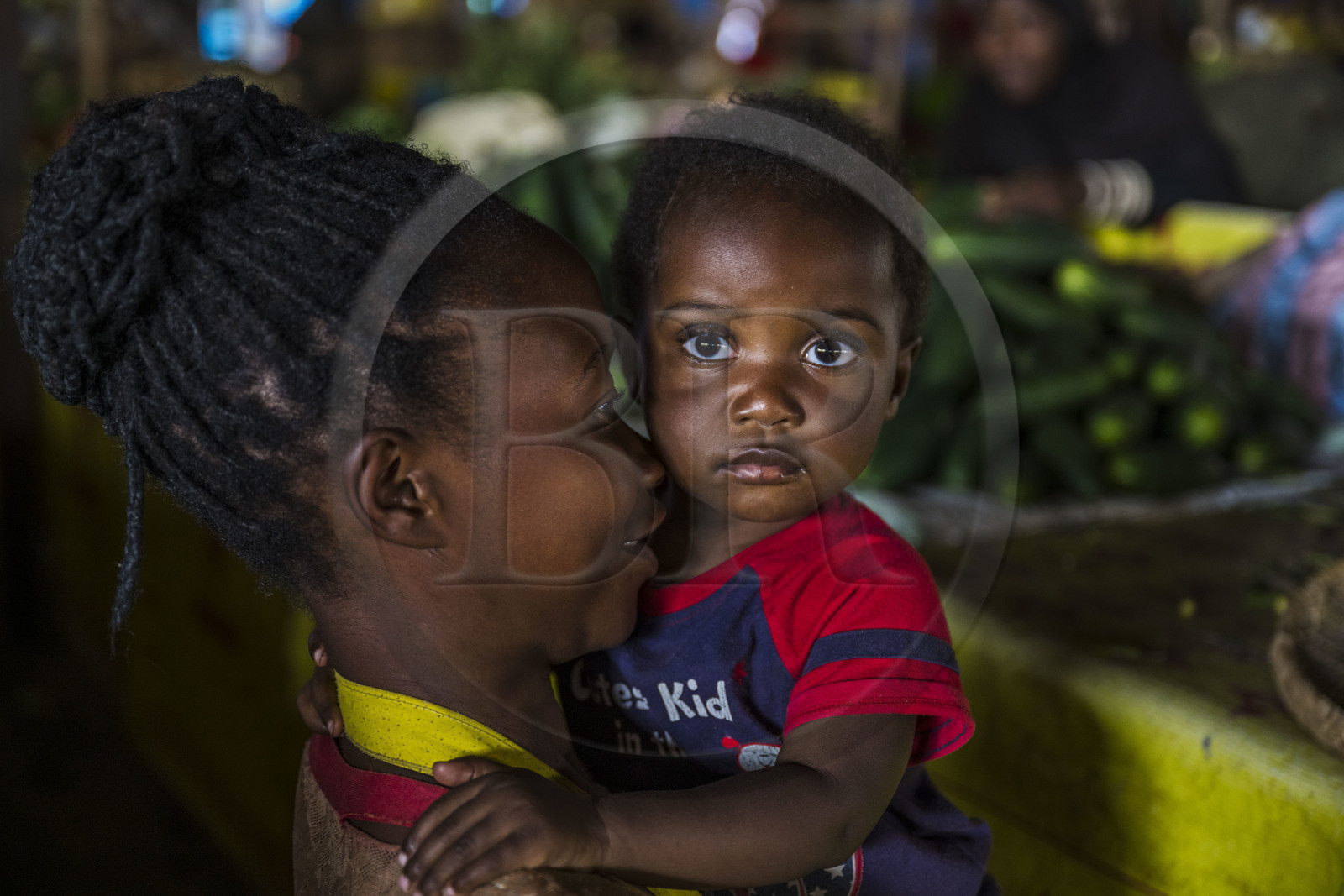 Rwanda, Province du Nord, Musanze (anciennement nommée Ruhengeri), le marché central, mère et enfant