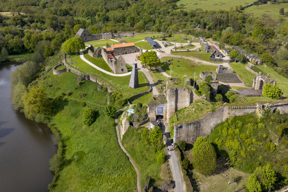 France, Vendée (85), Tiffauges, le chateau de Tiffauges,  ancien chateau fort en ruines où résida Gilles de Rais et spécialisé dans les machines de guerre médiévales (vue aérienne)