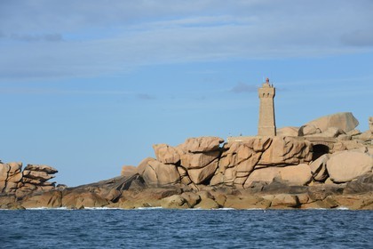 France, Côtes-d'Armor (22), Côte de Granit Rose, Perros-Guirec, Ploumanac'h, la pointe de Squewel et le phare de Mean Ruz
