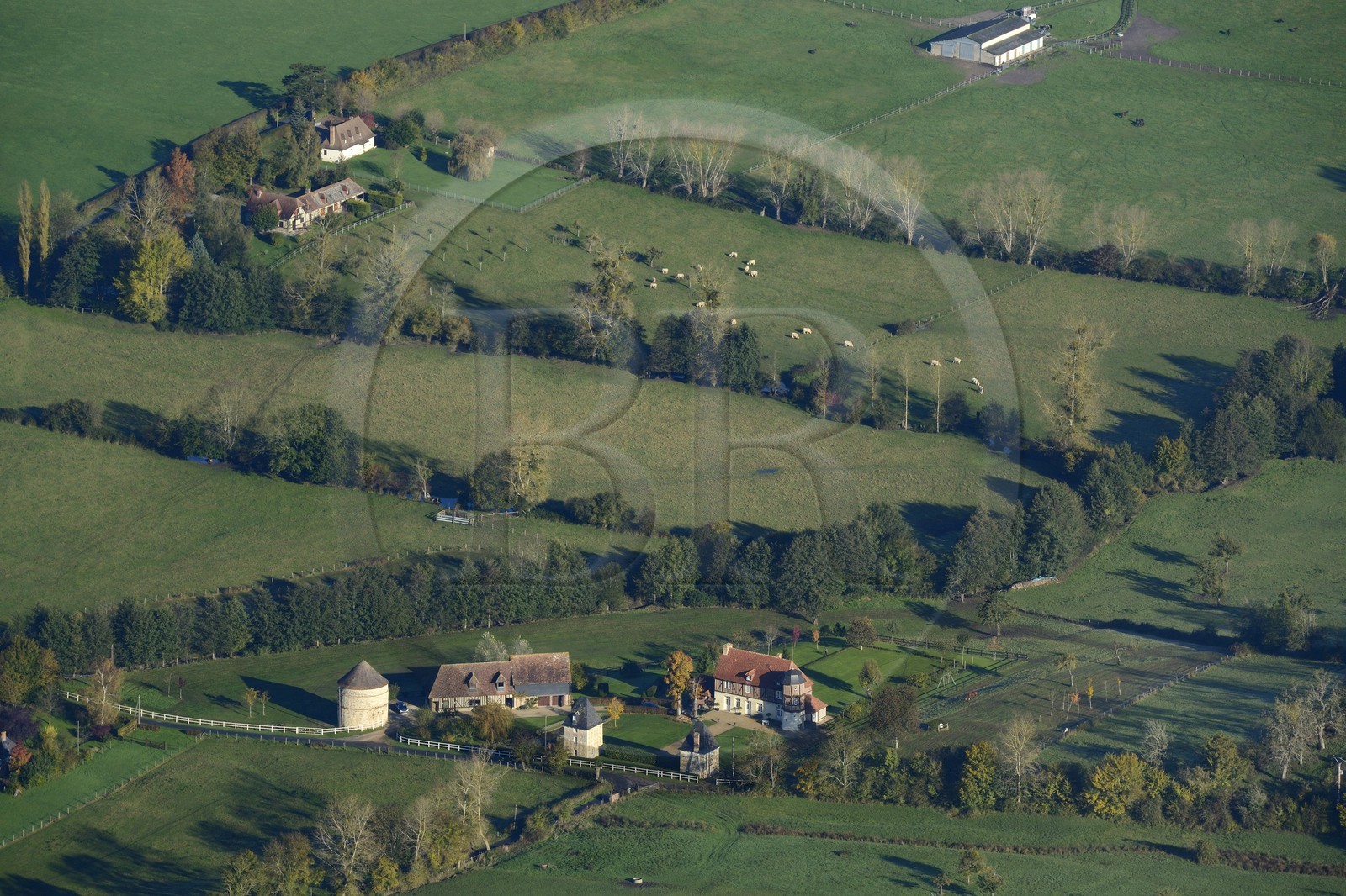 France, Calvados (14), ferme vers Tortisambert (vue aérienne)
