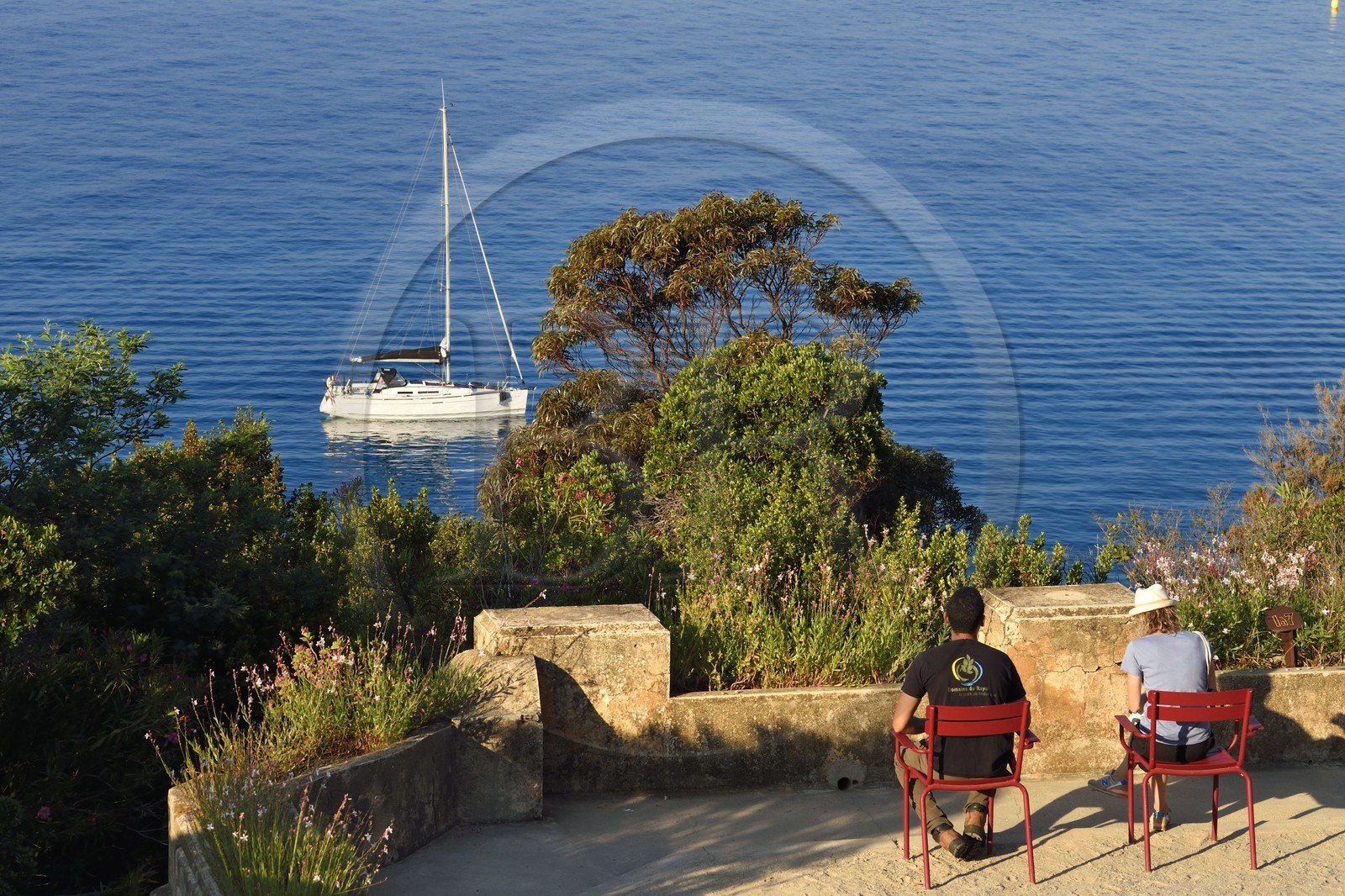 France, Var (83), Rayol-Canadel-sur-Mer, Domaine du Rayol, propriété du conservatoire du littoral mention obligatoire, le jardin des Méditerranées conçu par le paysagiste Gilles Clément, terrasse sur la mer