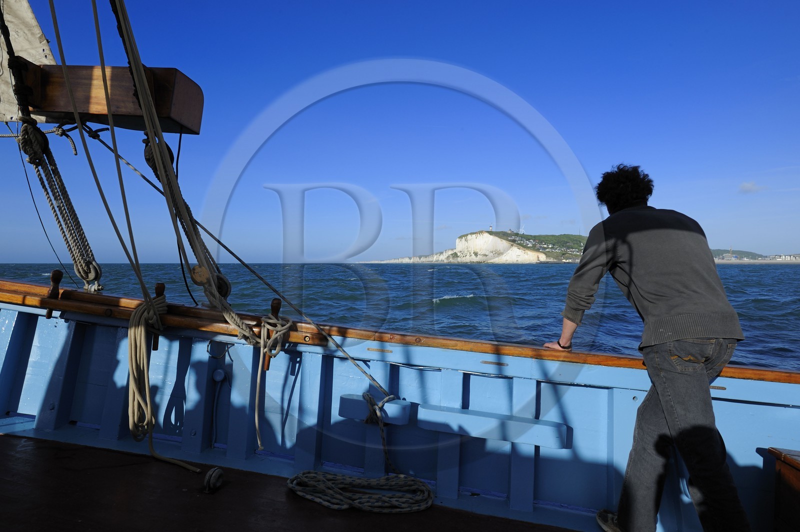 France, Seine-Maritime (76), Pays de Caux, Côte d'Albâtre, sortie en mer à bord du vieux gréement la Tante Fine au large des falaises de Fécamp