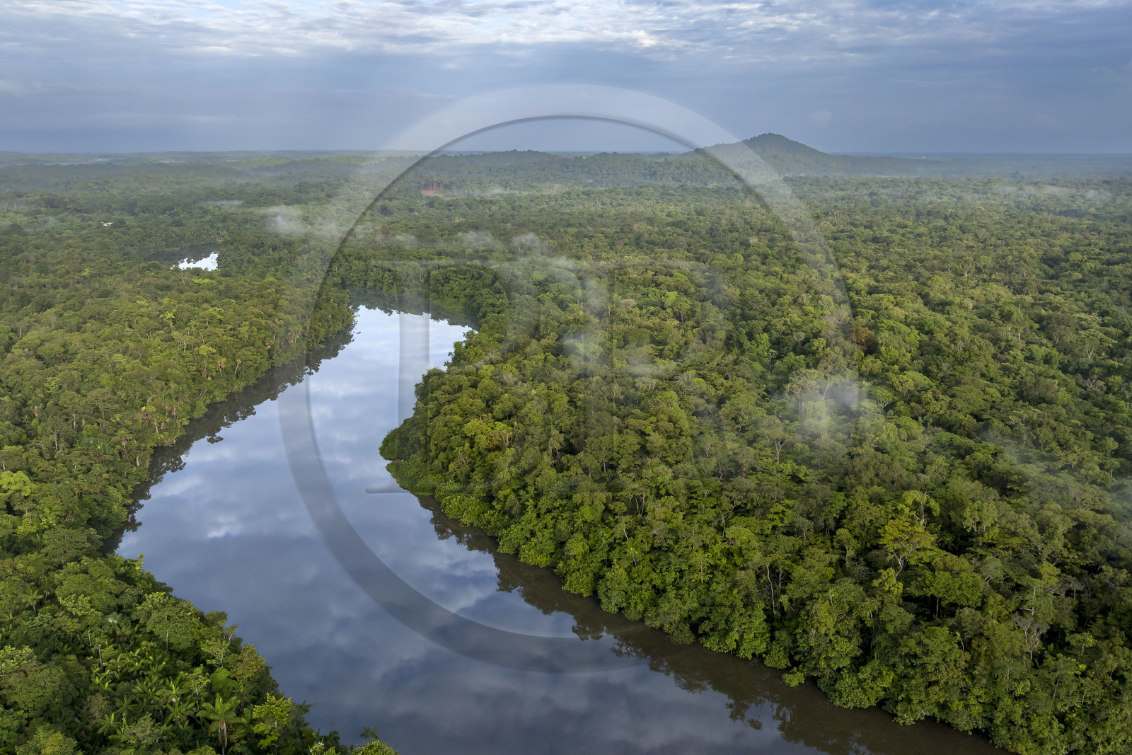 France, Guyane, Kourou, Camp Maripas, le fleuve Kourou traversant la forêt tropicale et la montagne des Singes (161 mètres d'altitude) en arrière plan (vue aérienne)
