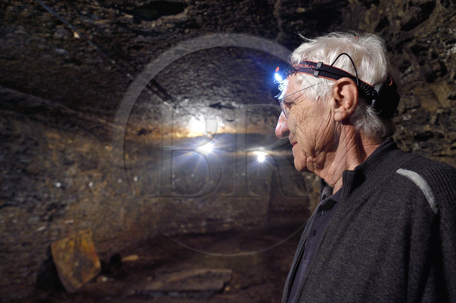 France, Puy-de-Dôme (63), Clermont-Ferrand, rue Pascal, René Ribeyre membre de l'association ACAVIC (Amis des Caves du Vieux Clermont) dans les caves en tuf sur trois niveaux de l'Hotel Martial de Grandseigne