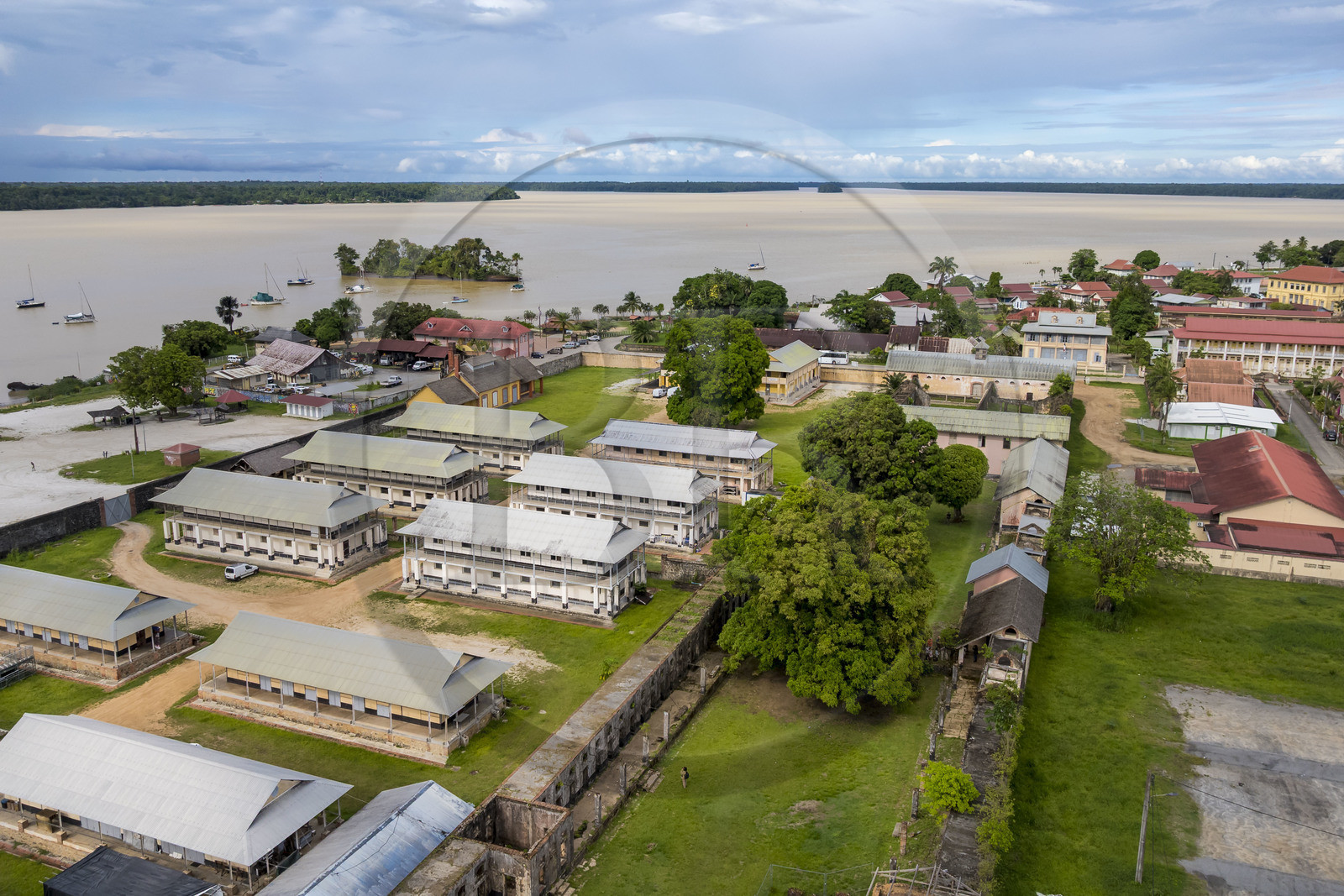 France, Guyane, Saint-Laurent-du-Maroni, bagne ou Camp de la Transportation, en bordure du fleuve Maroni (vue aérienne)