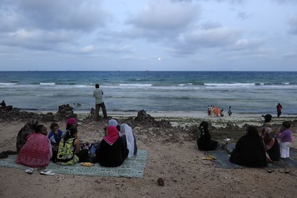 Tanzanie, Dar es-Salaam, il y a encore foule à Coco Beach à la tombée de la nuit le dimanche